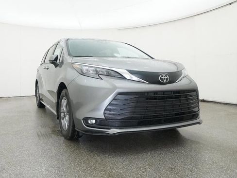 New 2026 Toyota Sienna XLE image 30