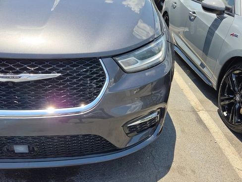 Used 2022 Chrysler Pacifica Touring-L FWD image 4