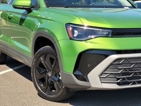 New 2026 Volkswagen Taos SE FWD image 4