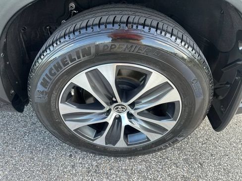 Used 2024 Toyota Highlander XLE FWD image 11