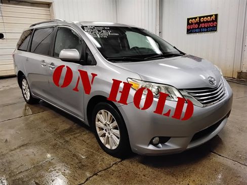 Used 2016 Toyota Sienna XLE image 1
