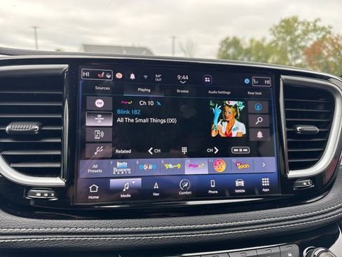 Used 2022 Chrysler Pacifica Limited w/ Uconnect Theater Family Group image 21