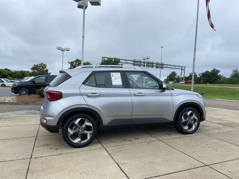 Used 2025 Hyundai Venue SEL FWD image 12