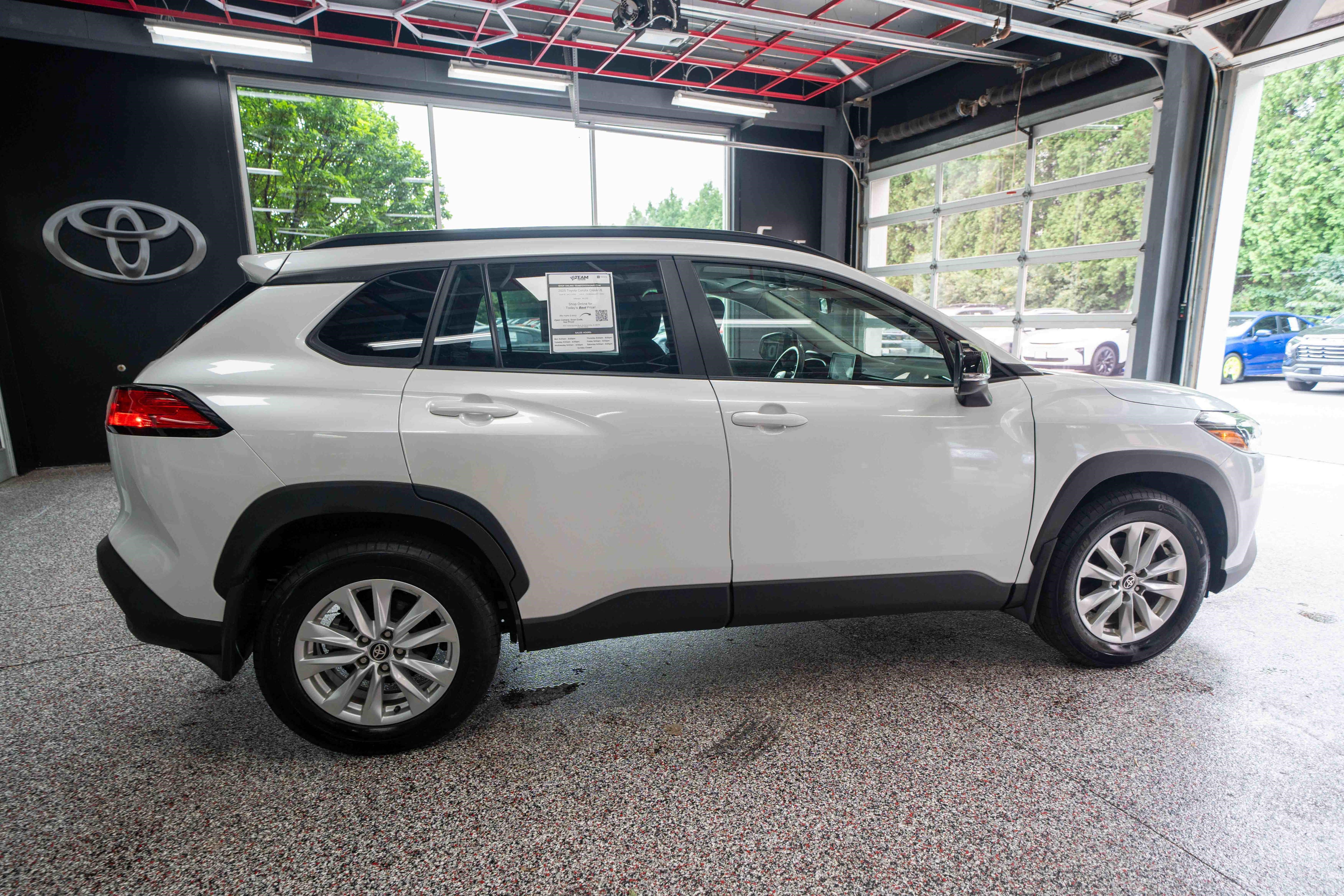 Used 2025 Toyota Corolla Cross LE w/ Moonroof Package AWD/4WD image 4