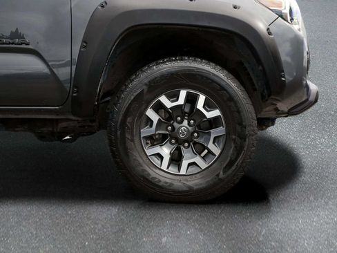 Used 2020 Toyota Tacoma TRD Off-Road w/ Technology Package AWD/4WD image 9