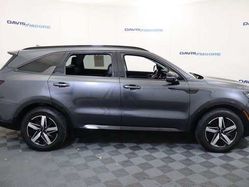 Used 2023 Kia Sorento EX image 4