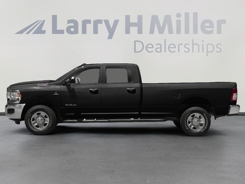 Used 2019 RAM 2500 Big Horn w/ Black Appearance Package AWD/4WD image 3