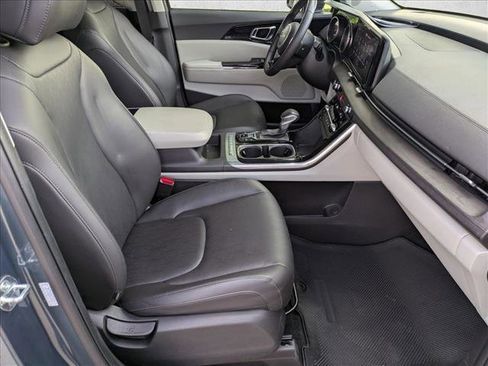 Used 2024 Kia Carnival EX FWD image 21