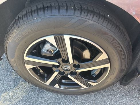 Used 2024 Nissan Sentra SV FWD image 11