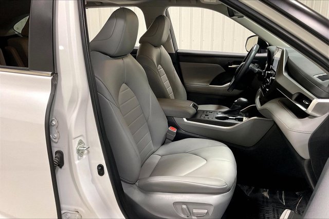 Used 2023 Toyota Highlander XLE AWD/4WD image 7