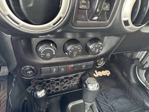 Used 2018 Jeep Wrangler Unlimited Sahara w/ Connectivity Group AWD/4WD image 13