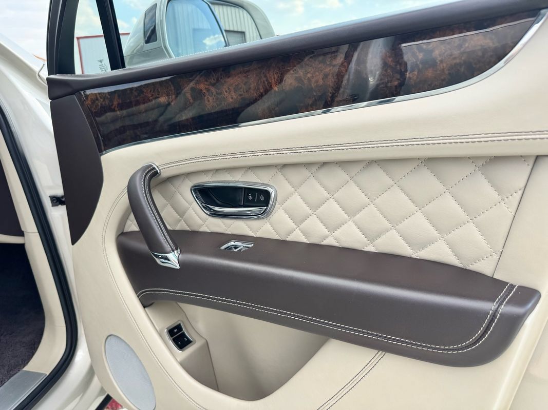 Used 2018 Bentley Bentayga AWD/4WD image 41