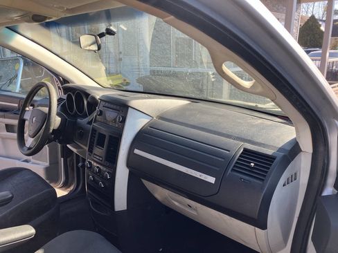 Used 2010 Dodge Grand Caravan SE image 23