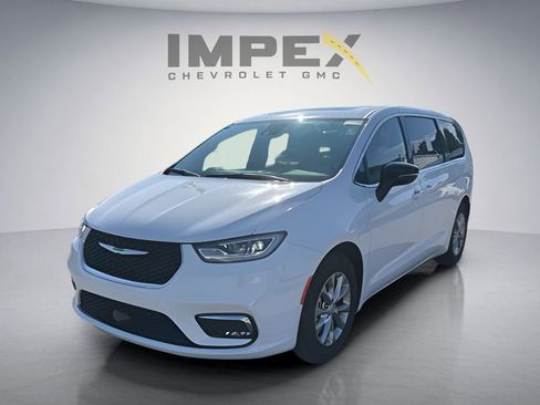 Used 2026 Chrysler Pacifica Limited FWD image 1