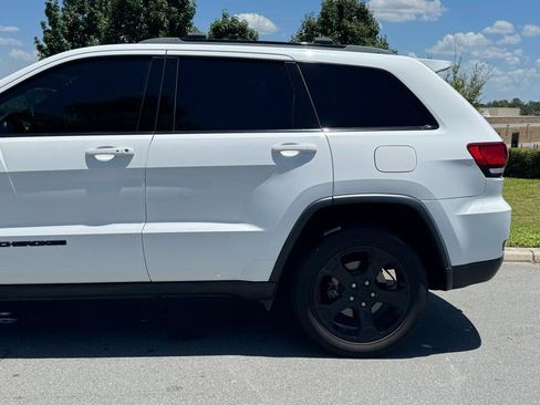 Used 2018 Jeep Grand Cherokee Laredo AWD/4WD image 9