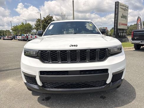 Used 2024 Jeep Grand Cherokee L Limited w/ Black Appearance Package AWD/4WD image 10