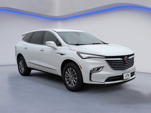 Used 2023 Buick Enclave Essence image 9