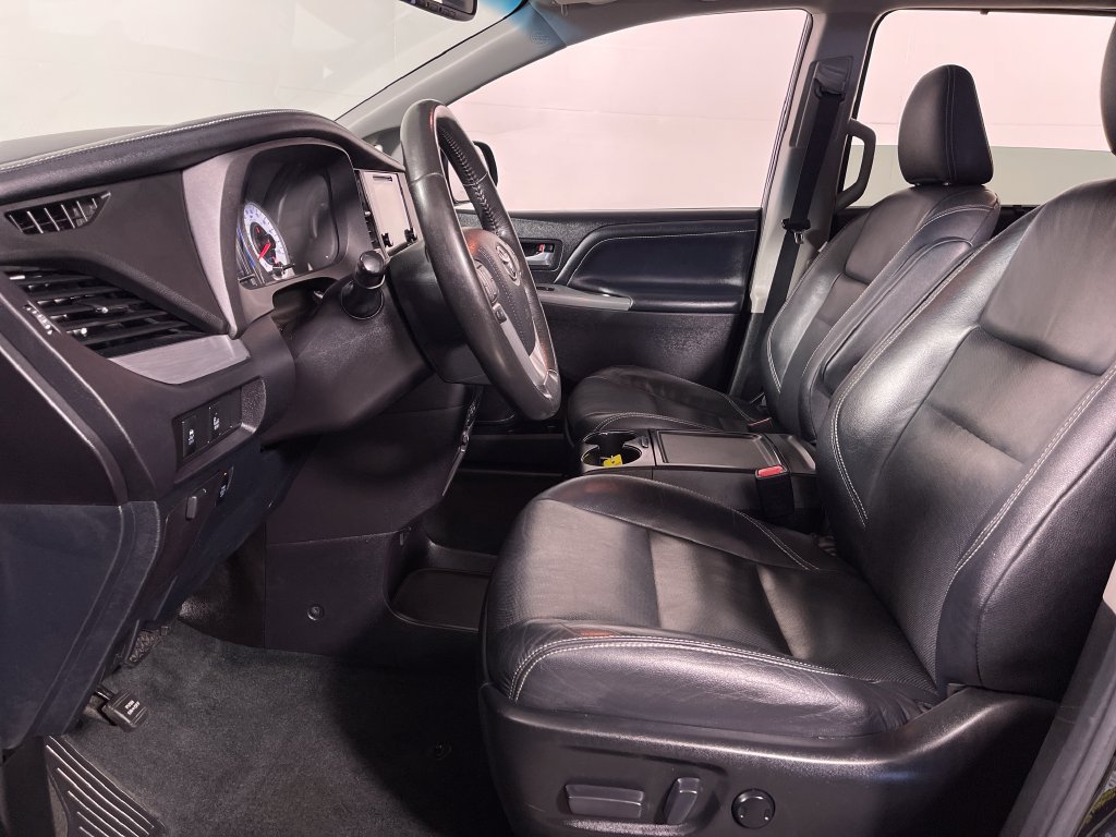 Used 2016 Toyota Sienna SE Premium FWD image 12