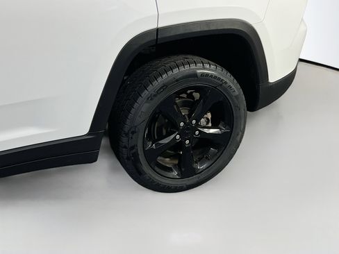 Used 2023 Jeep Grand Cherokee Altitude image 29