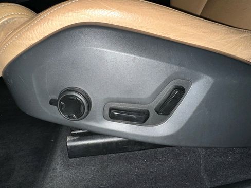 Used 2019 Volvo XC60 T5 Momentum w/ Multimedia Package image 23