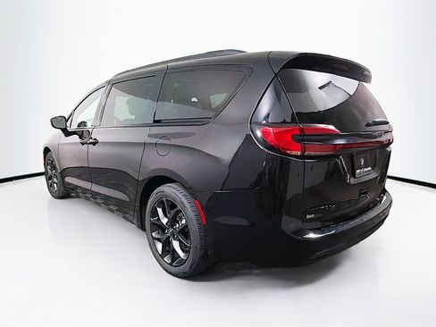 Used 2025 Chrysler Pacifica Limited image 5