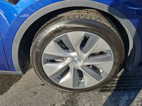 Used 2022 Tesla Model Y Long Range image 30