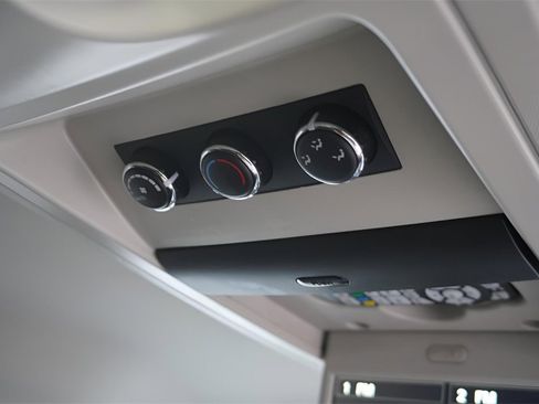 Used 2015 Chrysler Town & Country Touring-L w/ Driver Convenience Group image 16