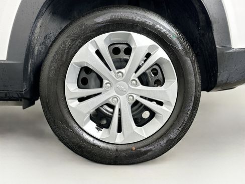 Used 2025 Chevrolet Trax LS image 11