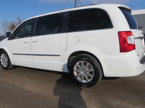 Used 2016 Chrysler Town & Country Touring image 25
