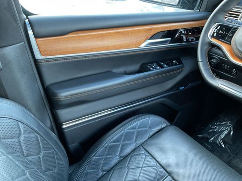 Used 2024 Jeep Grand Wagoneer L Series III image 17