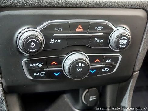 Used 2018 Dodge Charger SXT RWD image 16