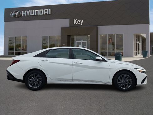 Certified 2024 Hyundai Elantra SEL FWD image 3