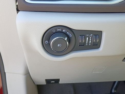 Used 2020 Chrysler Pacifica Touring-L w/ Tire & Wheel Group FWD image 19