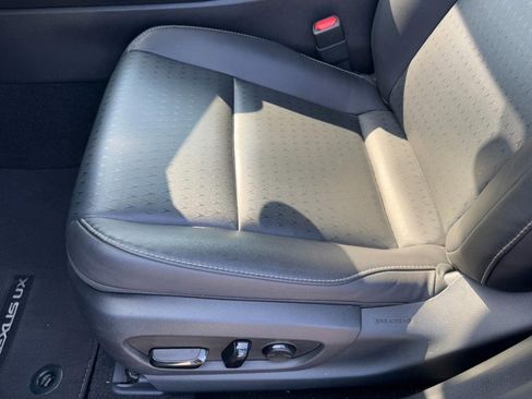 Used 2019 Lexus UX 200 image 14