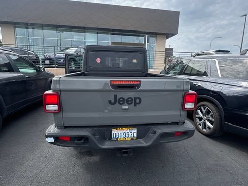 Used 2023 Jeep Gladiator Sport AWD/4WD image 2