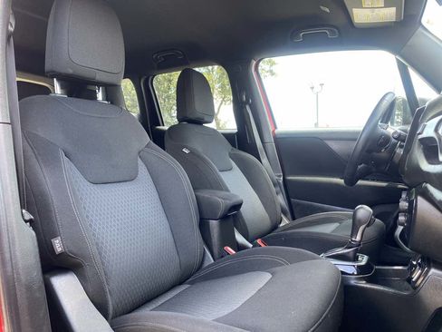 Used 2021 Jeep Renegade Latitude FWD image 10