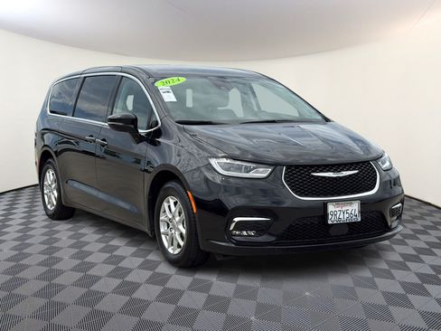 Used 2024 Chrysler Pacifica Touring-L FWD image 1