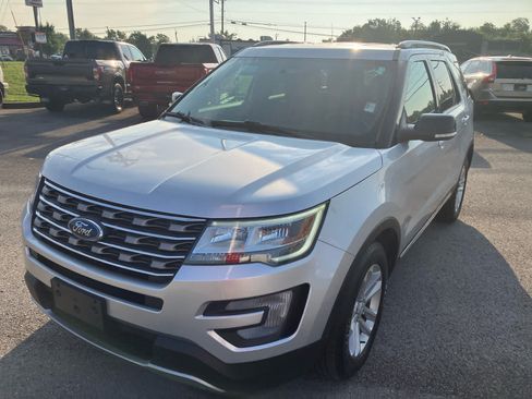 Used 2017 Ford Explorer XLT FWD image 3