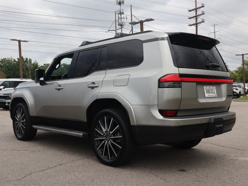 Used 2024 Lexus GX 550 w/ Accessory Package (2T) AWD/4WD image 3