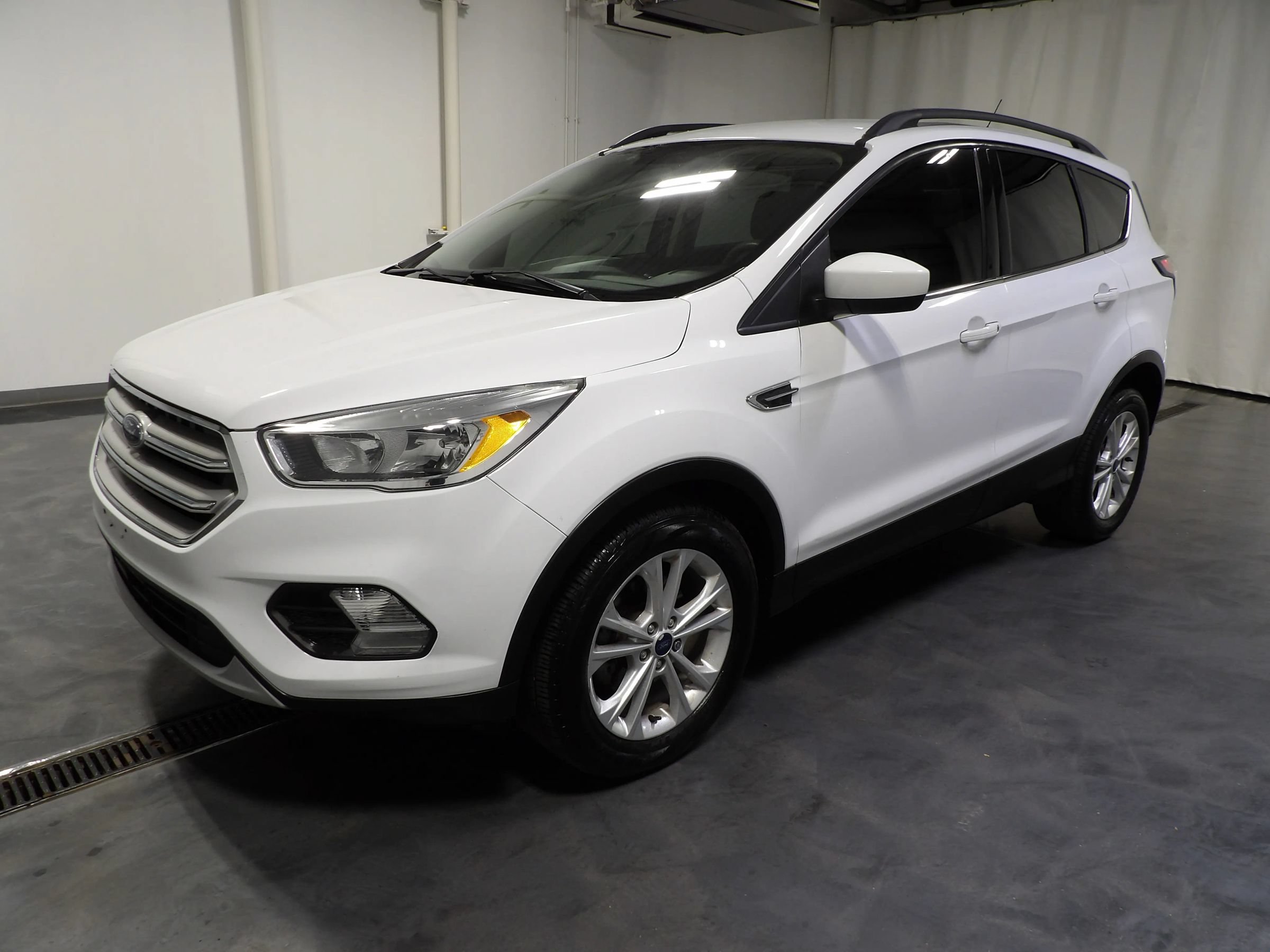 Used 2018 Ford Escape SE w/ SE Sync 3 Package FWD image 3
