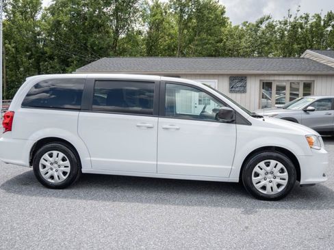 Used 2018 Dodge Grand Caravan SE w/ UConnect Hands-Free Group FWD image 12