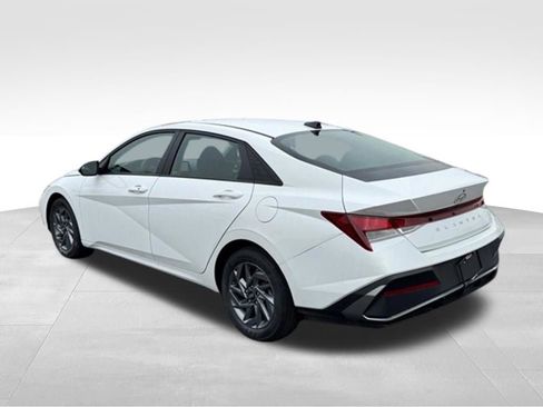 Used 2024 Hyundai Elantra SEL image 3