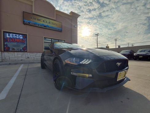 Used 2018 Ford Mustang GT RWD image 3