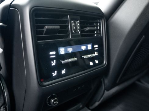 Certified 2025 Porsche Cayenne Coupe AWD/4WD image 22