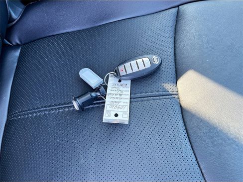 Used 2020 Nissan Pathfinder Platinum image 36