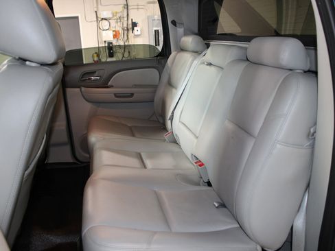 Used 2011 Chevrolet Avalanche LTZ image 18