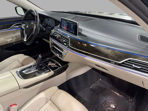Used 2017 BMW 750i xDrive image 26