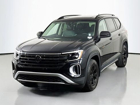 New 2026 Volkswagen Atlas Peak Edition image 3