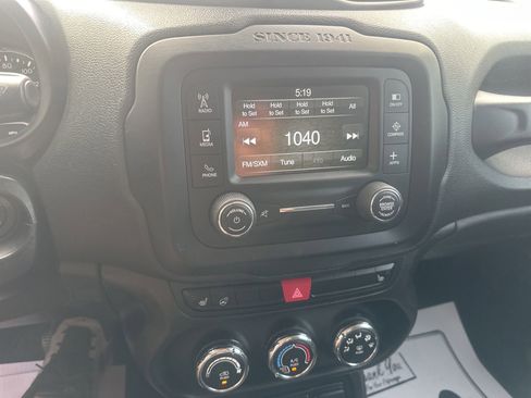 Used 2017 Jeep Renegade Latitude w/ Cold Weather Group FWD image 25