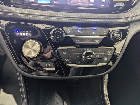 New 2026 Chrysler Pacifica Limited w/ Trailer Tow Group image 20